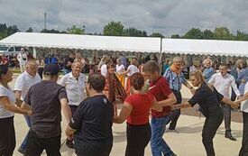 tańcząca grupa ludzi na biesiadzie