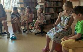 dzieci podczas wakacji w bibliotece