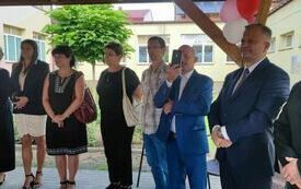 grupa ludzi na otwarciu patio