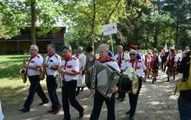 na zdjęciu panowie z orkiestry grający na akordeonie, saksofonach i perkusji