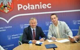 na zdjęciu burmistrz i wykonawca podpisujący umowę