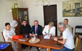na zdjęciu Skarbnik Gminy Połaniec Pani Małgorzata Żugaj podpisuje akt notarialny