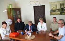 na zdjęciu burmistrz podpisujący akt notarialny