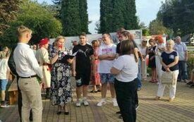 na zdjęciu do grupy ludzi przemawia Pani Dyrektor biblioteki