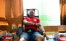 na zdjęciu szczęśliwy mężczyzna po oddaniu krwi