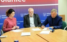 na zdjęciu Burmistrz podpisuje umowę wraz z Panią Małgorzatą Szywacz  