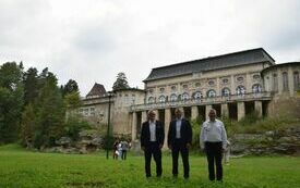 na zdjęciu delegacja z Połańca na tle Lubovniańskiego Hradu (Zamek)