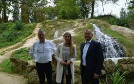 na zdjęciu Burmistrz, Zastępca Burmistrza i kobieta uczestnicząca w spotkaniu na tle wodospadu