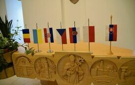 na zdjęciu od lewej flaga: Rumuni, Ukrainy, Chorwacji, Czech, Polski, Serbii, Polski i Słowacji