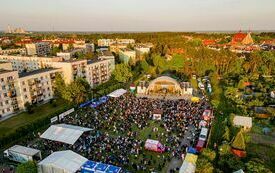 zdjęcie z lotu ptaka wydarzenia grupy Enea na muszli koncertowej w Połańcu