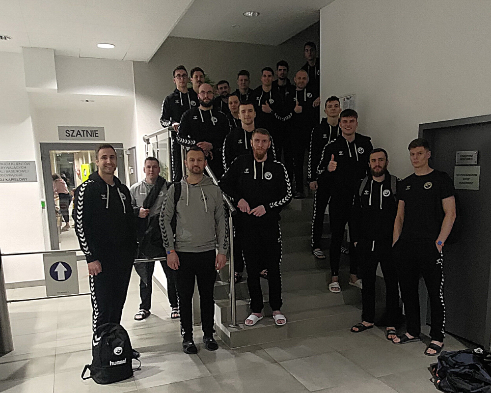 Na zdjęciu znajdują się zawodnicy oraz&nbsp;trenerzy klubu sportowego Stal Mielec (piłka ręczna) ubrani w&nbsp;czarne stronie z&nbsp;herbem klubu na&nbsp;basenie "Delfin" Połaniec.