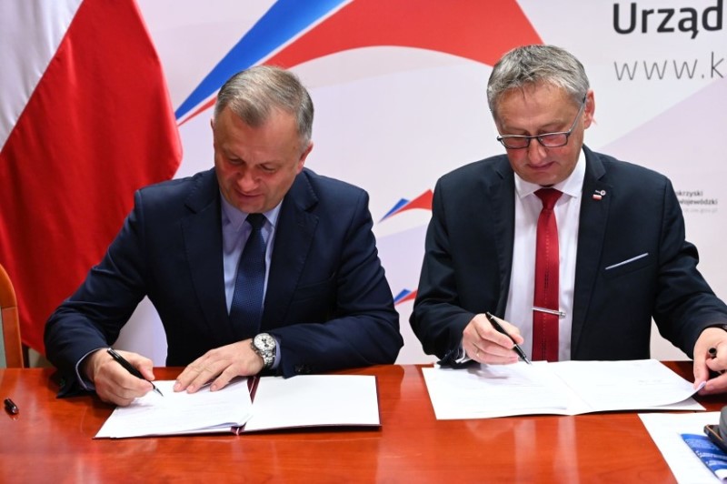 Na zdjęciu burmistrz Miasta i&nbsp;Gminy Połaniec podpisujący umowę oraz&nbsp;Wojewoda Świętokrzyski kt&oacute;ry podpisuje umowę