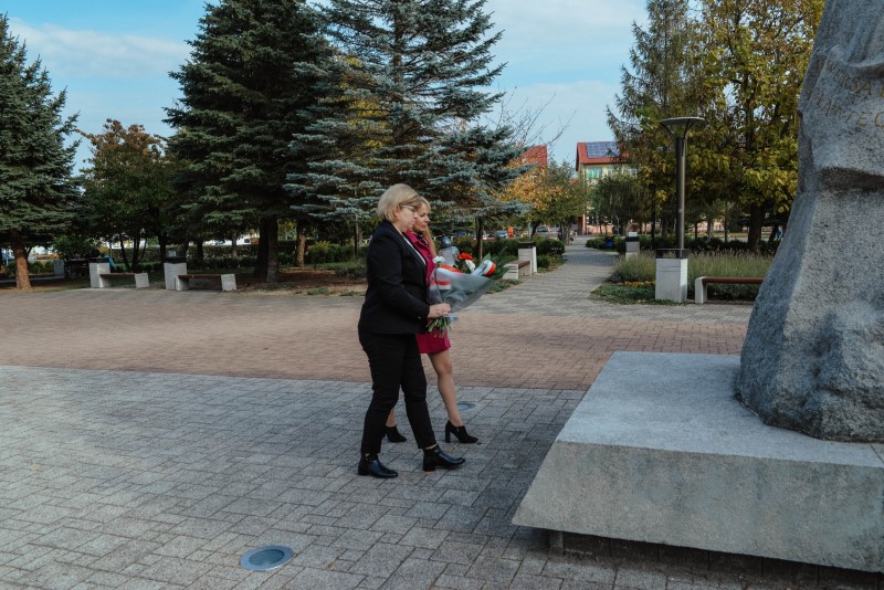 Delgacja składa kwiaty i&nbsp;znicz pod pomnikiem Tadeusza Kosciuszki
