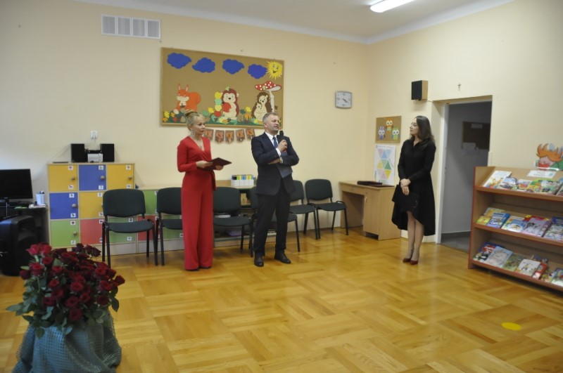 Na zdjęciu po lewej stronie, w&nbsp;czerwonym kombinezonie Pani Barbara Rajca, po prawej Pan burmistrz Jacek Nowak kt&oacute;ry przemawia, natomiast&nbsp;w tle przepiękne jeżyki i&nbsp;wiewi&oacute;rka