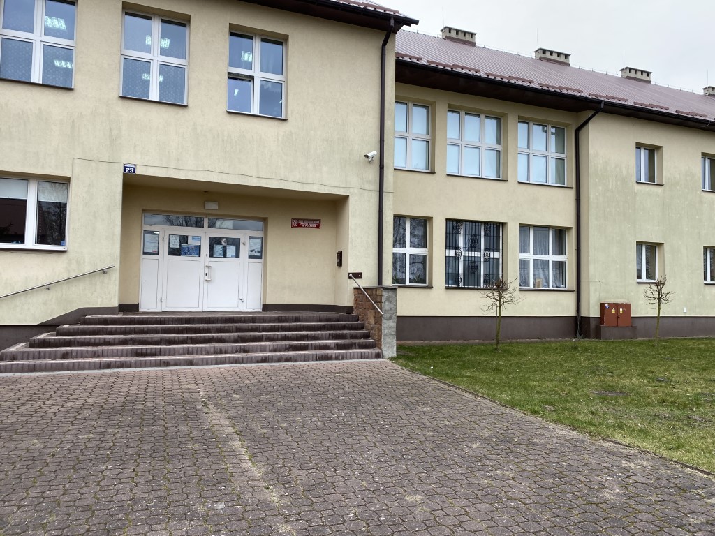 Na zdjęciu Widać Zesp&oacute;ł Szk&oacute;ł w&nbsp;Połańcu, w&nbsp;kt&oacute;rym odbywają się badania.