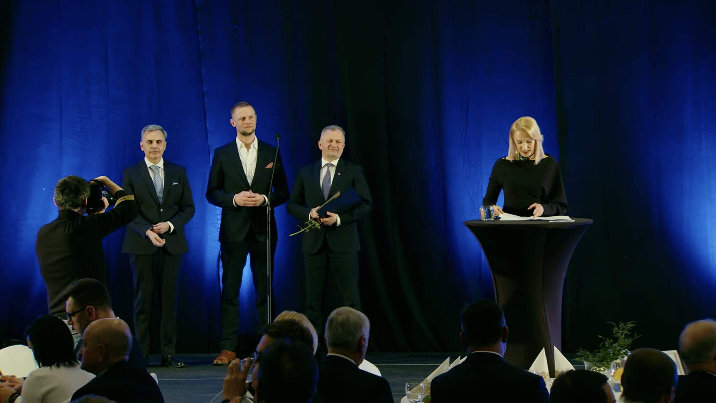 Na zdjęciu osoby w&nbsp;kolorach czarnych