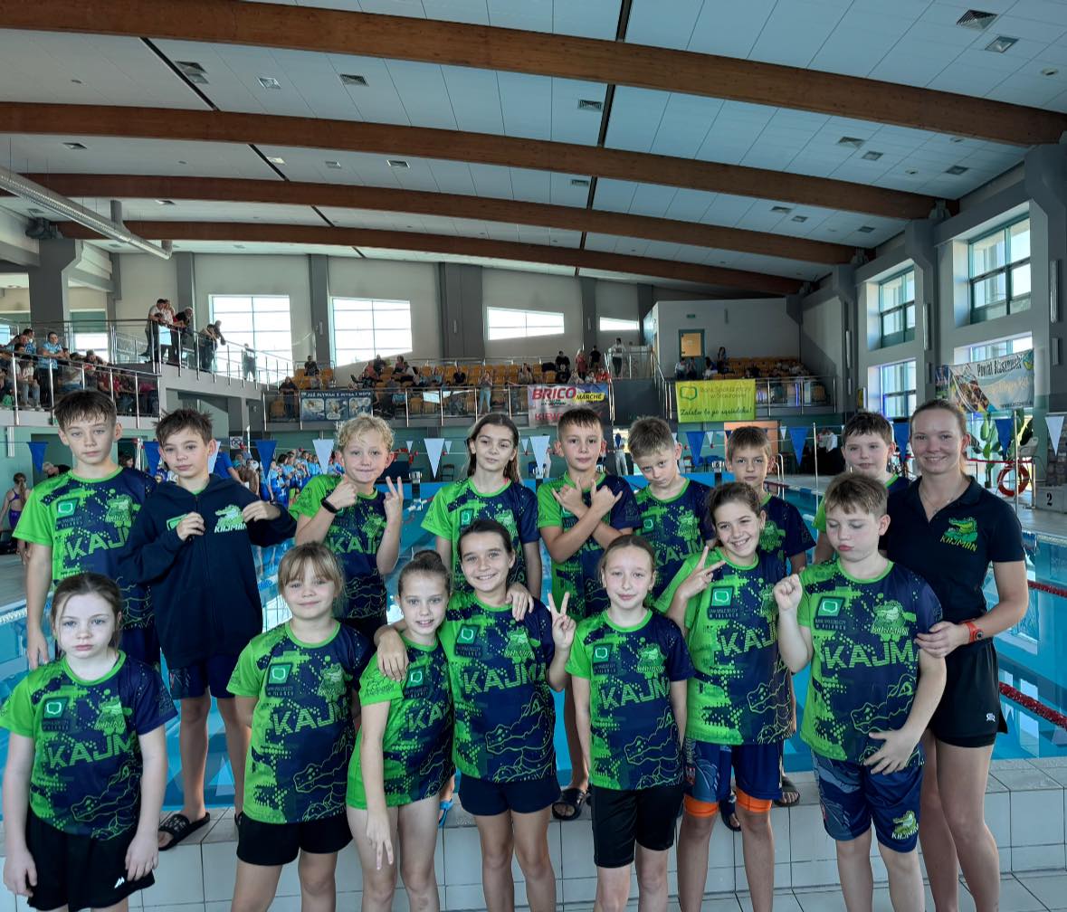 zdjęcie zawodnik&oacute;w kajmana połaniec w&nbsp;koszulkach zielonych na&nbsp;basenie w&nbsp;Staszowie