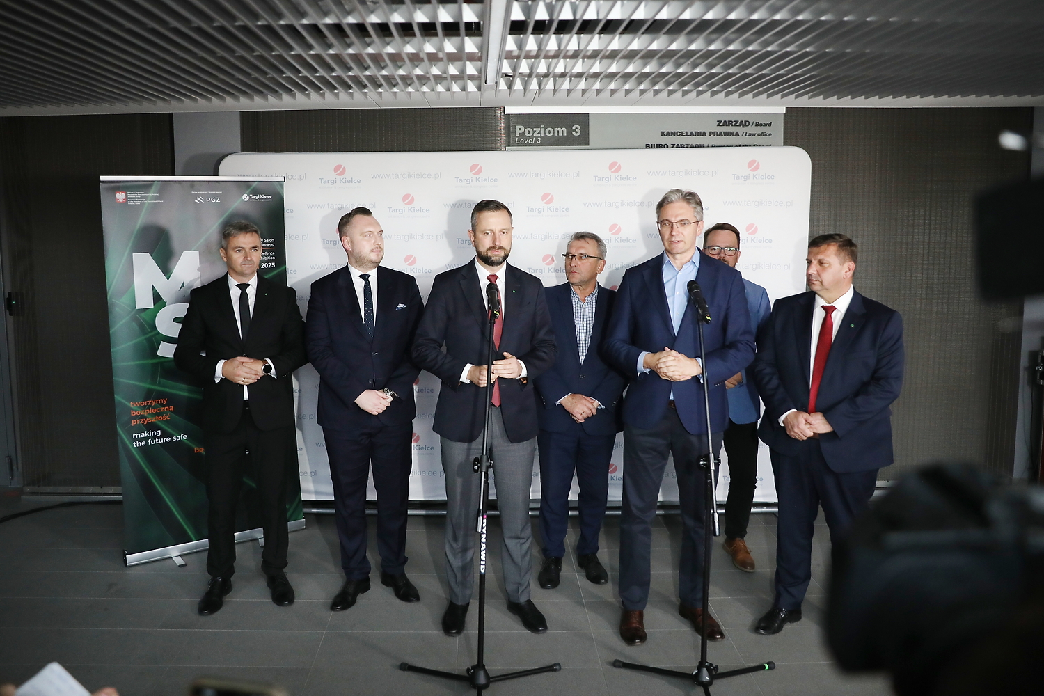 Zdjęcia posł&oacute;w w&nbsp;garniturach.