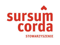 Logo stowarzyszenia sursum corda w kolorach czerwieni
