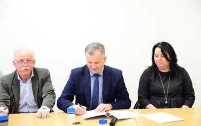 Zdjęcie do Podpisano umowy na nadz&oacute;r inwestorski na zadanie &bdquo;Termomodernizacja budynku Zespołu Plac&oacute;wek Oświatowych w Ruszczy wraz z przebudową instalacji wentylacji mechanicznej&rdquo;