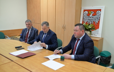 Zdjęcie do Podpisano umowę na przebudowę dr&oacute;g gminnych w miejscowości Zrębin