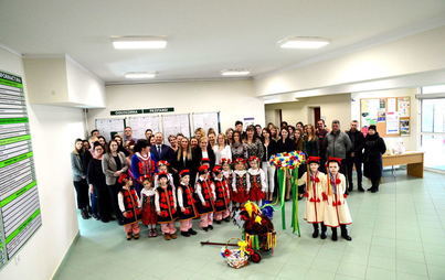 Zdjęcie do Ludowe zwyczaje związane z lanym poniedziałkiem - "Wieziemy tu kogucika&rdquo;