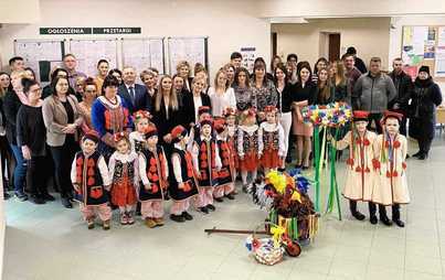 Zdjęcie do Wieziemy tu kogucika, dajcie jajek do koszyka&hellip;