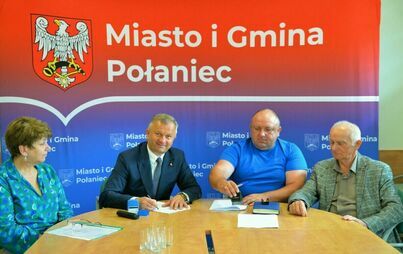Zdjęcie do Popisano umowę na zakup i montaż nowych bram garażowych w Połańcu przy ulicy Madalińskiego