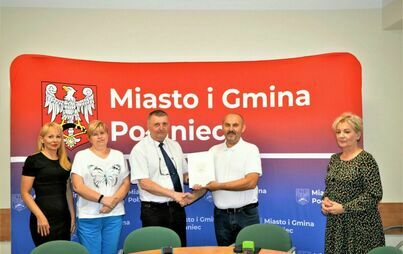 Zdjęcie do Podpisano umowę na dow&oacute;z i odw&oacute;z uczni&oacute;w do szk&oacute;ł na terenie Gminy Połaniec w roku szkolnym 2023/2024