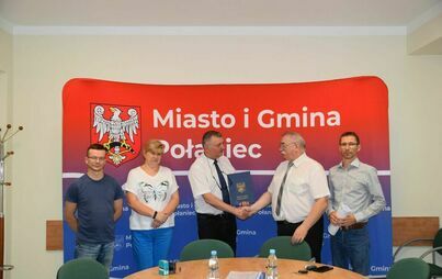 Zdjęcie do Podpisanie umowy na budowę oświetlenia w miejscowościach Winnica i Ruszcza