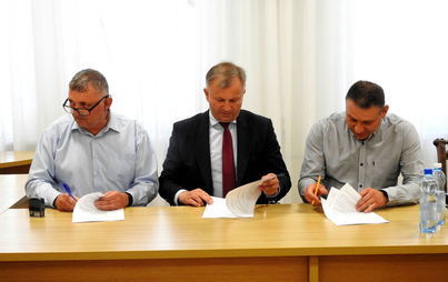 Zdjęcie do Podpisanie umowy na "Wykonanie programu funkcjonalno - użytkowego z szacunkiem koszt&oacute;w budowy odcink&oacute;w sieci kanalizacji sanitarnej na terenie gminy Połaniec"