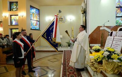 Zdjęcie do Uroczyste obchody nadania imienia Św. Jana Pawła II i sztandaru Szkole Podstawowej i Przedszkolu w Ruszczy