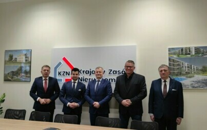 Zdjęcie do Złożenie wniosku w KZN o dofinansowanie ważnej inwestycji w Gminie Połaniec. Budowa nowych budynk&oacute;w mieszkaniowych SIM SMS