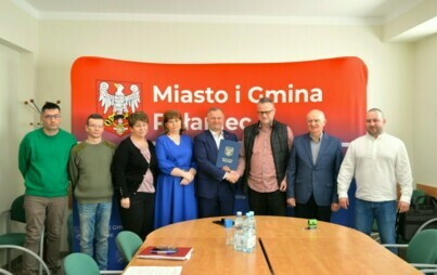Zdjęcie do Podpisanie umowy na wykonanie dokumentacji budowlano-wykonawczej dla budowy nowych dr&oacute;g