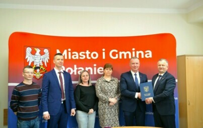 Zdjęcie do Podpisanie umowy na przebudowę dr&oacute;g w miejscowości Okrągła i Wymysł&oacute;w