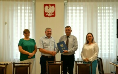 Zdjęcie do Podpisanie umowy na kompleksowe wykonanie rozbi&oacute;rki budynku przy ulicy Staszowskiej 