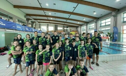 Zdjęcie do Kajman Połaniec triumfuje w Staszowie i pewnie zmierza do finału Małej Ligi Pływackiej