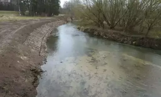 Zdjęcie do Zakończono prace przy zabezpieczaniu brzeg&oacute;w rzeki Czarnej w Połańcu
