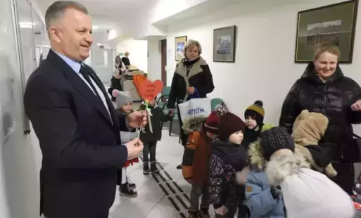 Zdjęcie do Dzieci z Przedszkola Publicznego w Połańcu odwiedziły Urząd Miasta z Walentynkową niespodzianką