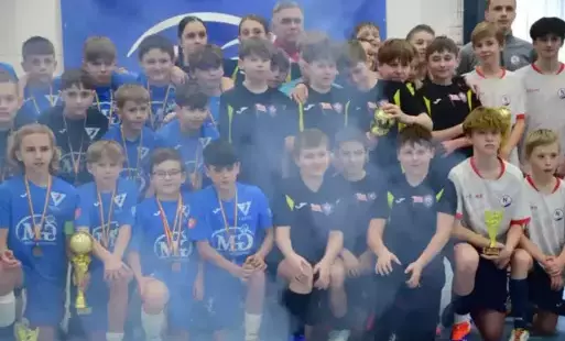 Zdjęcie do Sportowych emocji ciąg dalszy. Za nami kolejne futsalowe rozgrywki w hali sportowej w Zrębinie. Piłkarze MKS Czarni zdobyli Mistrzostwo!