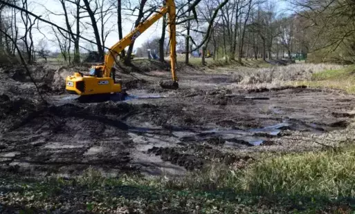 Zdjęcie do Trwa realizacja inwestycji - przebudowa dużego stawu w Ruszczy