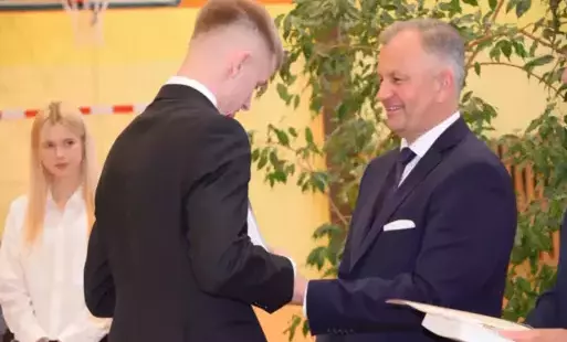 Zdjęcie do Zakończenie roku szkolnego maturzyst&oacute;w w Zespole Szk&oacute;ł w Połańcu