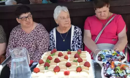 Zdjęcie do 100 lat dla podopiecznych i pracownik&oacute;w Środowiskowego Domu Samopomocy w Połańcu &ndash; wyjątkowe urodziny