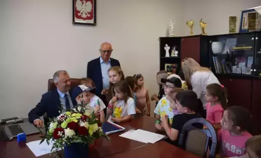 Zdjęcie do Delegacja z przedszkola w połanieckim magistracie! Dzieci zasiadły w fotelu burmistrza! 