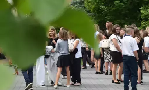 Zdjęcie do Rok szkolny uroczyście zakończony, świadectwa odebrane. Czas na wakacyjny odpoczynek