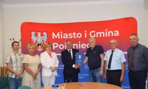 Zdjęcie do Umowa na wykonanie dokumentacji projektowej na modernizację pełnowymiarowego boiska piłkarskiego na stadionie w Połańcu 