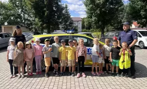 Zdjęcie do Przedszkolaki z wizytą na komisariacie &ndash; życzenia, laurki i mn&oacute;stwo uśmiech&oacute;w