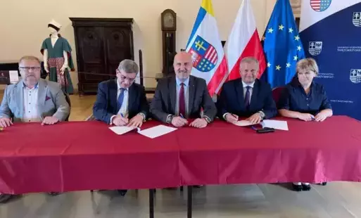 Zdjęcie do Podpisano umowę o dofinansowanie na budowę i modernizację drogi dojazdowej do grunt&oacute;w rolnych 