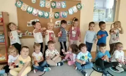 Zdjęcie do Malowanie kamieni i tworzenie eko-bransoletek w połanieckich przedszkolach