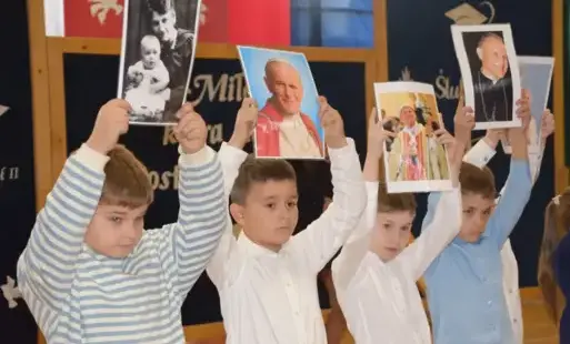 Zdjęcie do Uroczyste obchody Święta Patrona, Dnia Edukacji Narodowej i Pasowania Uczni&oacute;w Klas Pierwszych w ZPO w Ruszczy